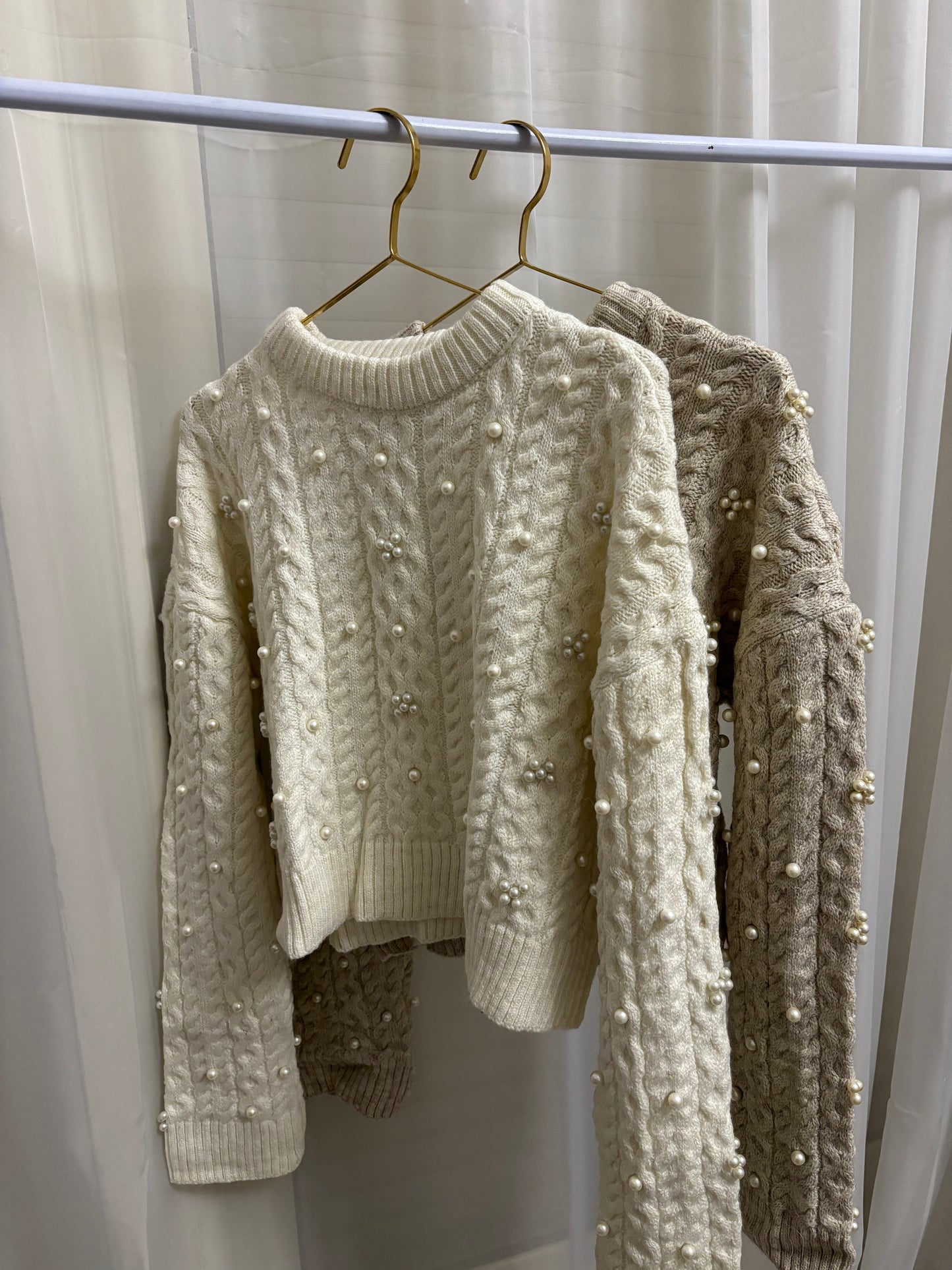 Pearly wool pullover.
